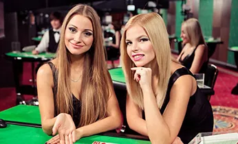 Người chơi sunwim casino nghiên cứu luật chơi và tỷ lệ cược của trò blackjack trên máy tính bảng